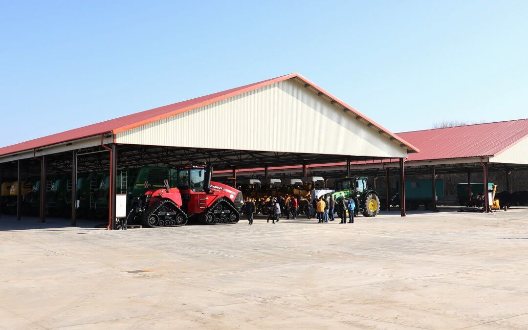Átadták a Ménesbirtok új géptároló színeit