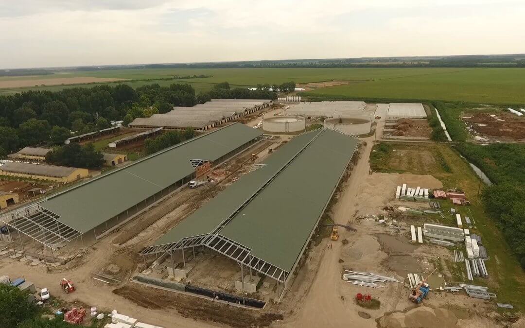 Drónfelvétel a 11. majori szarvasmarhatelepen zajló beruházásról