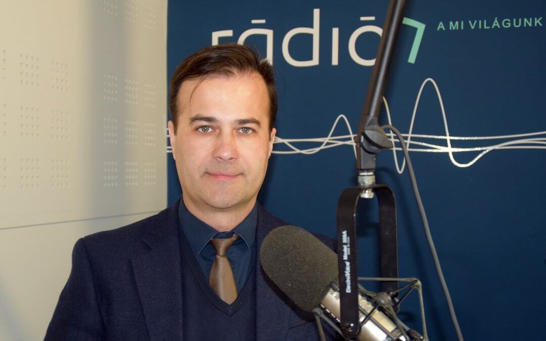 A Ménesbirtok iskolájában így működik a tantermen kívüli, digitális munkarend – interjú Tarkó Gábor iskolaigazgatóval