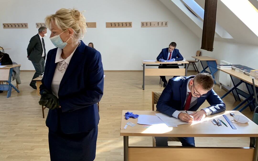 Megkezdődtek az írásbeli érettségi vizsgák a Ménesbirtok iskolájában